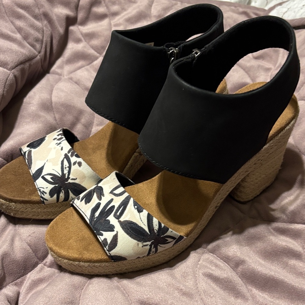 Tom’s Black and White Floral Women's Sandals